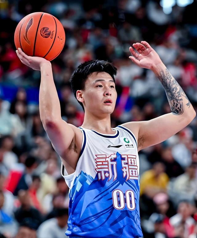 江南雄鹿队失利漓江雄鹿队，足球小组赛上演关键失误成转折！经验成为胜负手